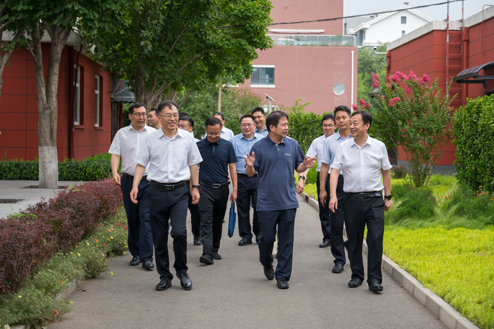 河南农业大学李成伟书记、周卫校长调研牧医所并签署合作协议